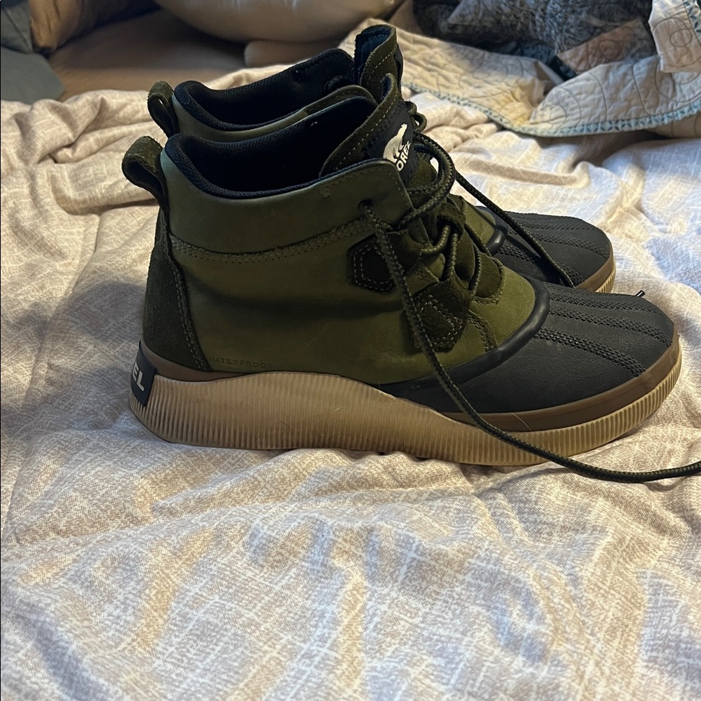 Sorel womens Out n About Olive and Black Boots